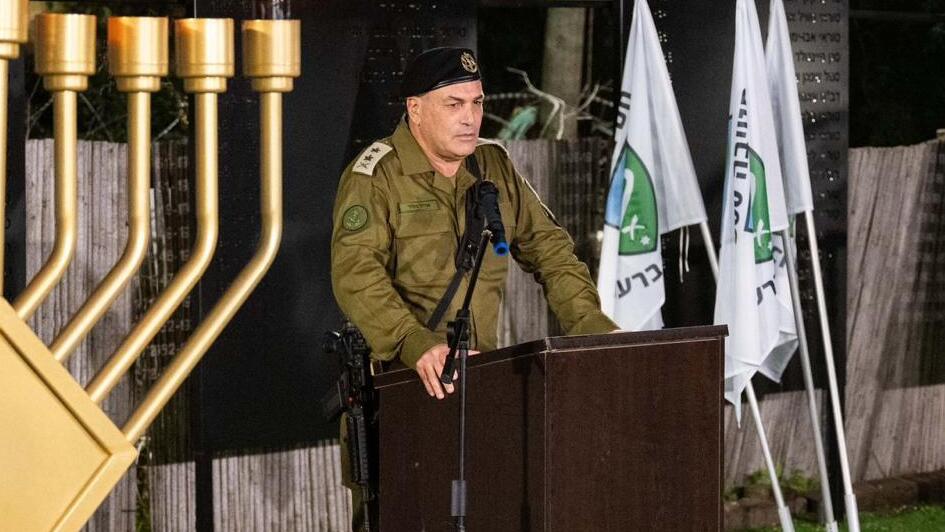 "לא ניתן לאויב להתעצם ונגיב על כל הפרה". זמיר (צילום: דובר צה"ל) הרמטכ"ל בהדלקת נרות עם לוחמי אוגדה 91