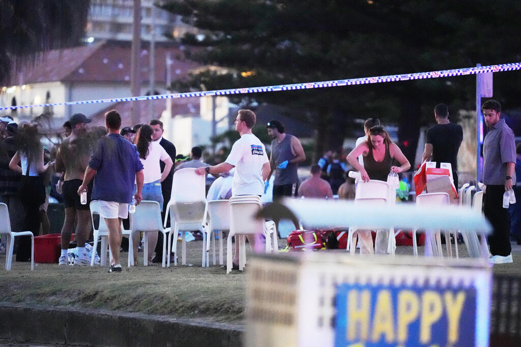 פינוי הפצועים בירי ההמוני בבונדיי ביץ' באוסטרליה (צילום: AP Photo/Mark Baker) פינוי הפצועים בירי ההמוני בבונדיי ביץ' באוסטרליה