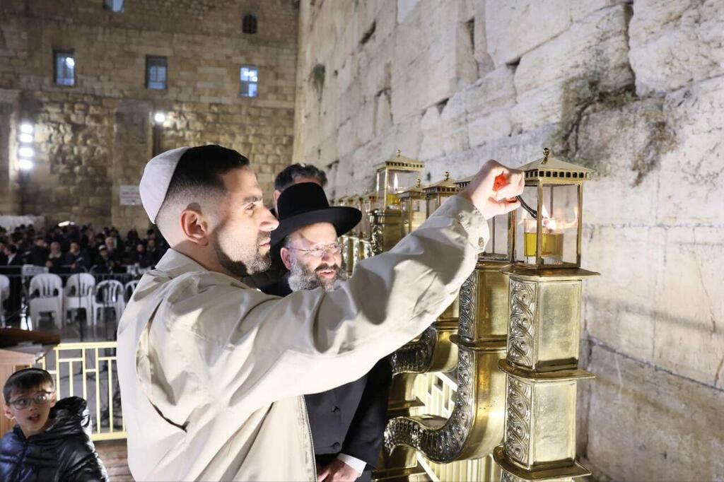 שגב כלפון מדליק נר חנוכה (צילום: הקרן למורשת הכותל) שגב כלפון מדליק נר חנוכה