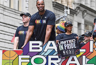 קולינס במצעד הגאווה בניו־יורק ב־.2024 "לא הולך לתת לסרטן להרוג אותי בלי לתת לו פייט רציני"