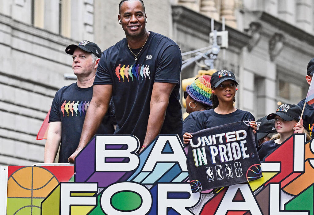 קולינס במצעד הגאווה בניו־יורק ב־.2024 "לא הולך לתת לסרטן להרוג אותי בלי לתת לו פייט רציני" (DAVID DOW, Getty Images via AFP) קולינס במצעד הגאווה בניו־יורק ב־.2024 "לא הולך לתת לסרטן להרוג אותי בלי לתת לו פייט רציני"