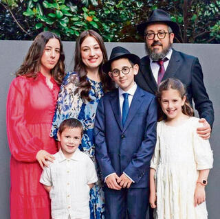 ימין למעלה: הרב אלי שלנגר ז"ל, ובני משפחתו | צילום: באדיבות המשפחה