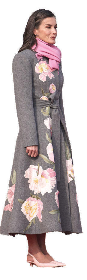 המלכה לטיסיה,  אופנת .2025  באינסטגרם  עוקבים אחר כל  סיכה ונעל שהיא  מחליפה