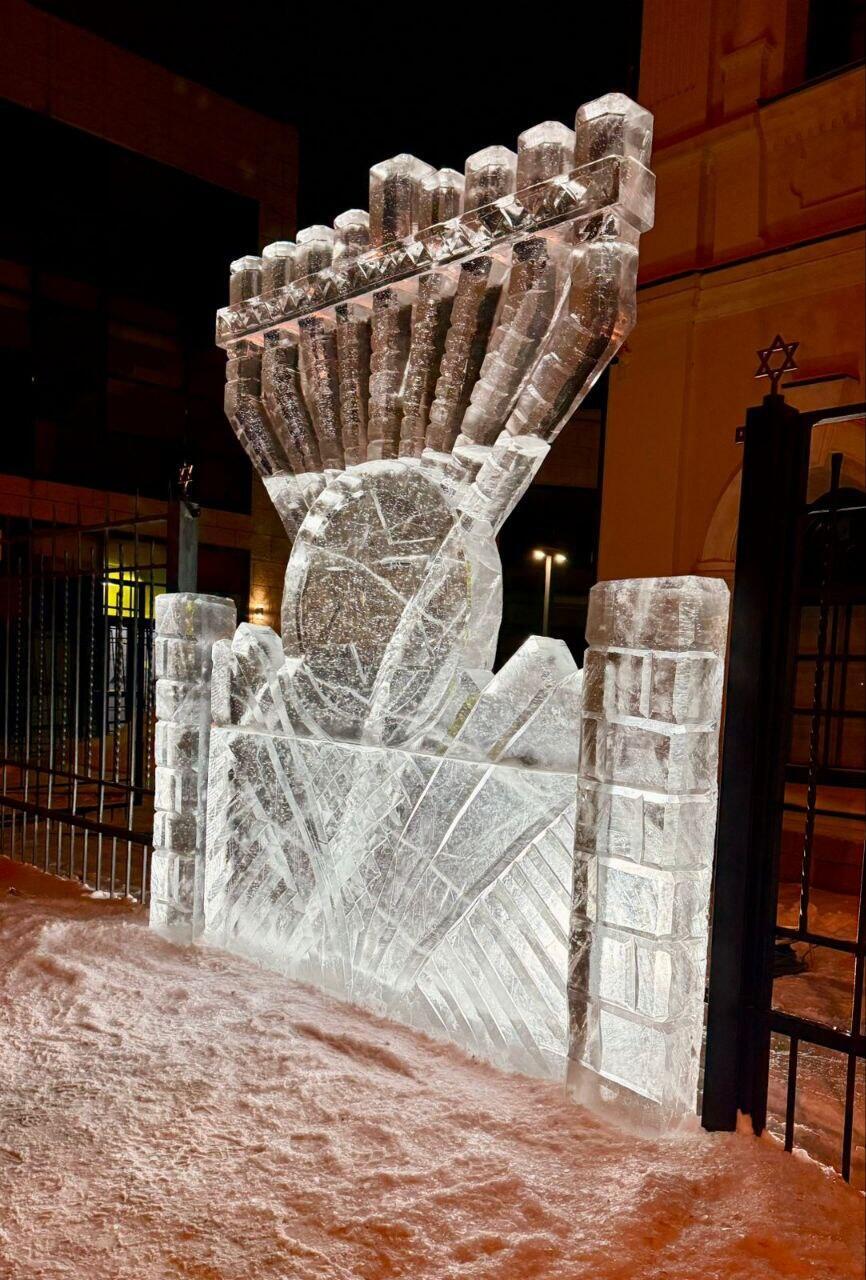 חנוכיית הקרח בסיביר (צילום: הקהילה היהודית בטומסק) חנוכיית הקרח בסיביר