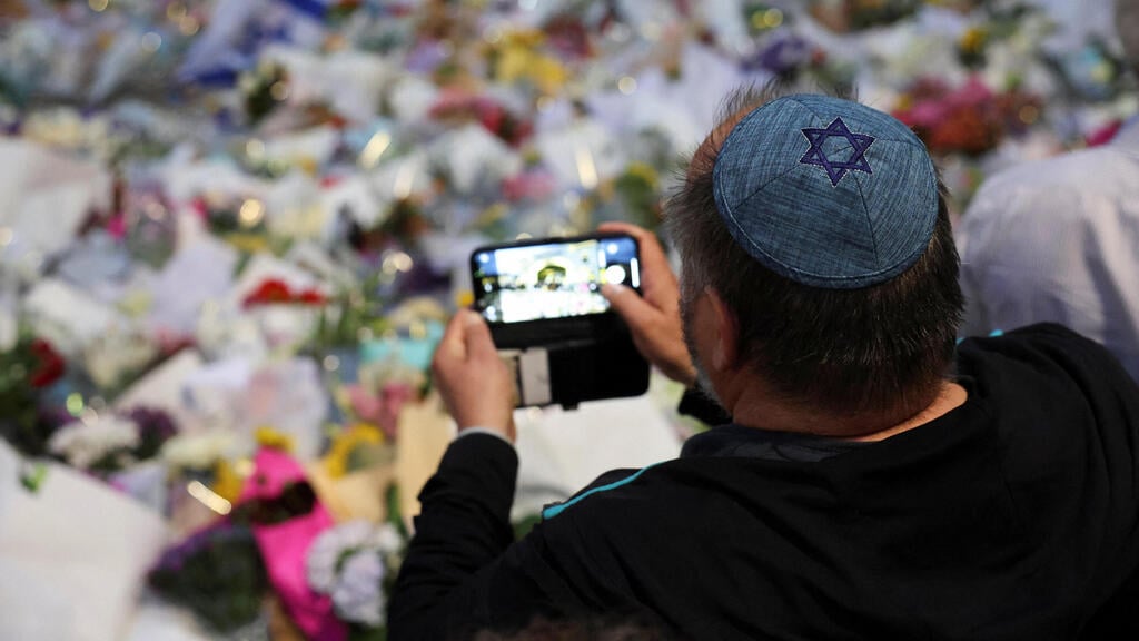 Photo: Hollie Adams/ Reuters סידני חוף בונדיי יום אחרי הטבח
