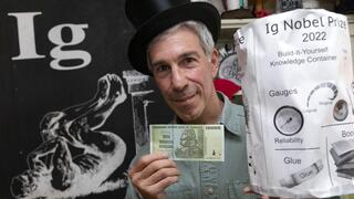 מארק אברהמס, מייסד פרס איג נובל, עם הפרס הכספי בסך 10 טריליון דולר זימבבואי מארק אברהמס, מייסד פרס איג נובל, עם הפרס הכספי בסך 10 טריליון דולר זימבבואי