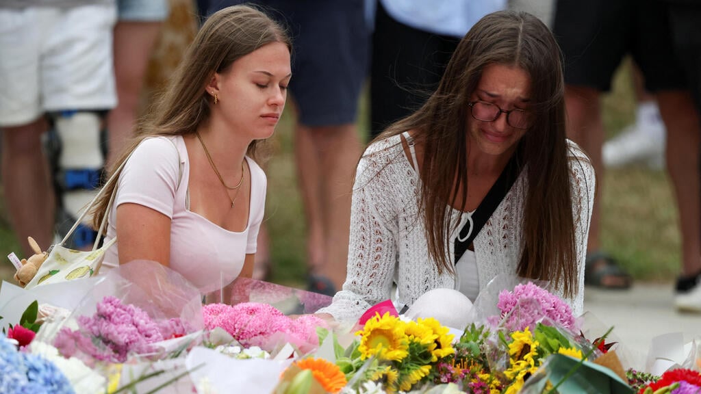 Mourning at the site of the antisemitic attack in Australia's Bondi Beach (Photo: Hollie Adams/Reuters) אוסטרליה