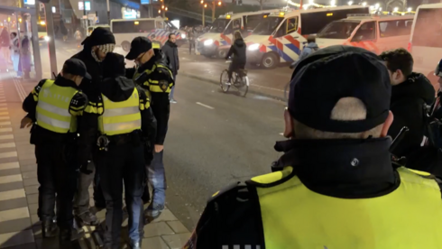 מהומה באירוע חנוכה באמסטרדם: פרו-פלסטינים התעמתו עם שוטרים, 22 נעצרו