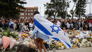 פרחים, נרות ודגלים בזירת הפיגוע בבונדיי ביץ אוסטרליה