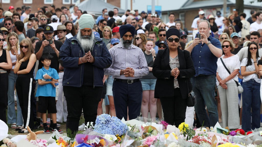 Paying respects at the site of the Bondi Beach attack (Photo: Hollie Adams/Reuters) אוסטרליה