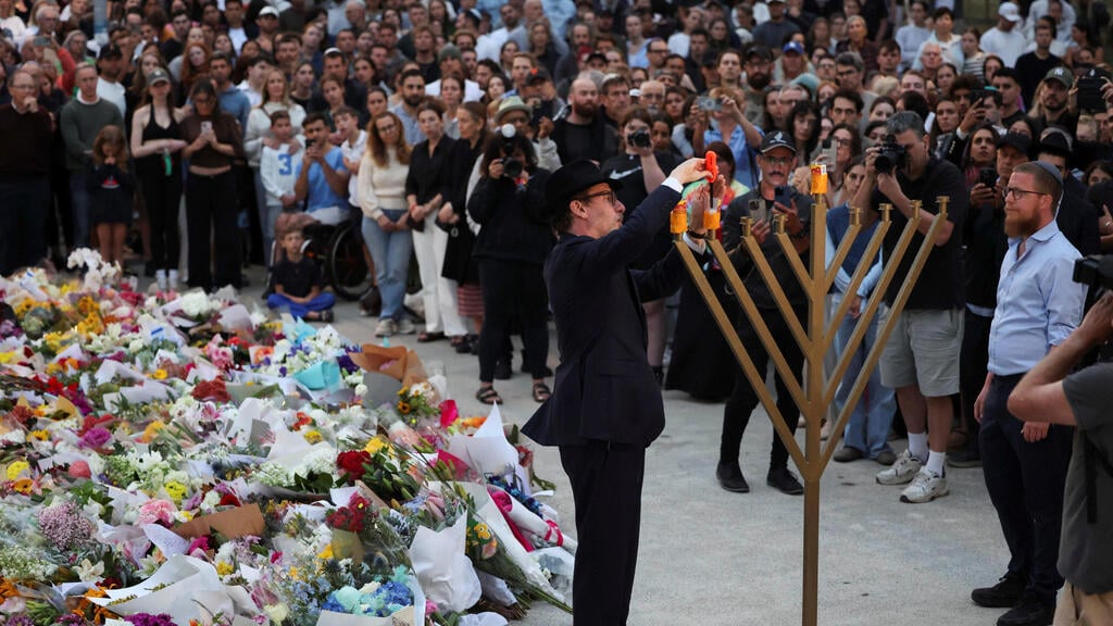 Photo: Hollie Adams/ Reuters סידני חוף בונדיי יום אחרי הטבח