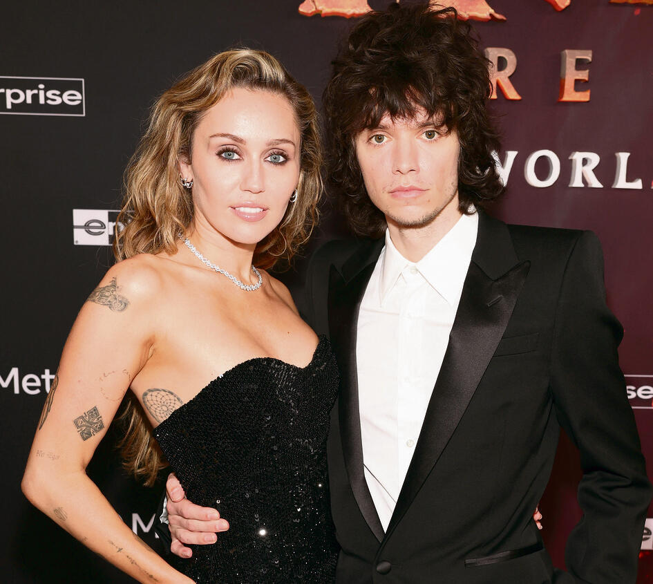 סיירוס עם מורנדו בבכורת הסרט, החודש. "האירוסים הגיעו בזמן"