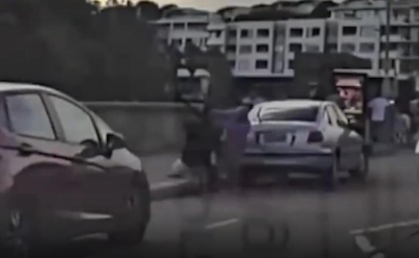 Civilian tackles Bondi Beach terrorist (Photo: Screenshot) Civilian tackles Bondi Beach terrorist