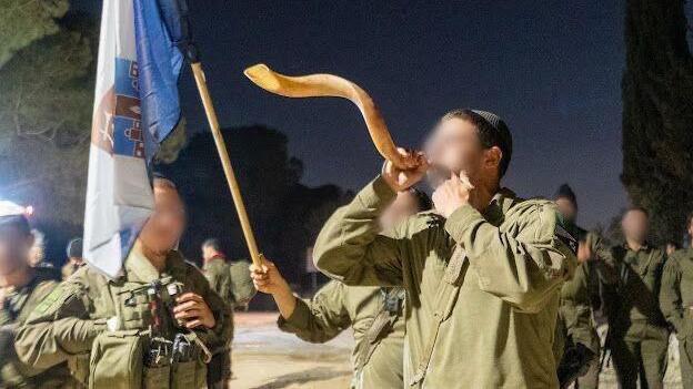 תוקעים בשופר לאחר מסע כומתה בחטיבה