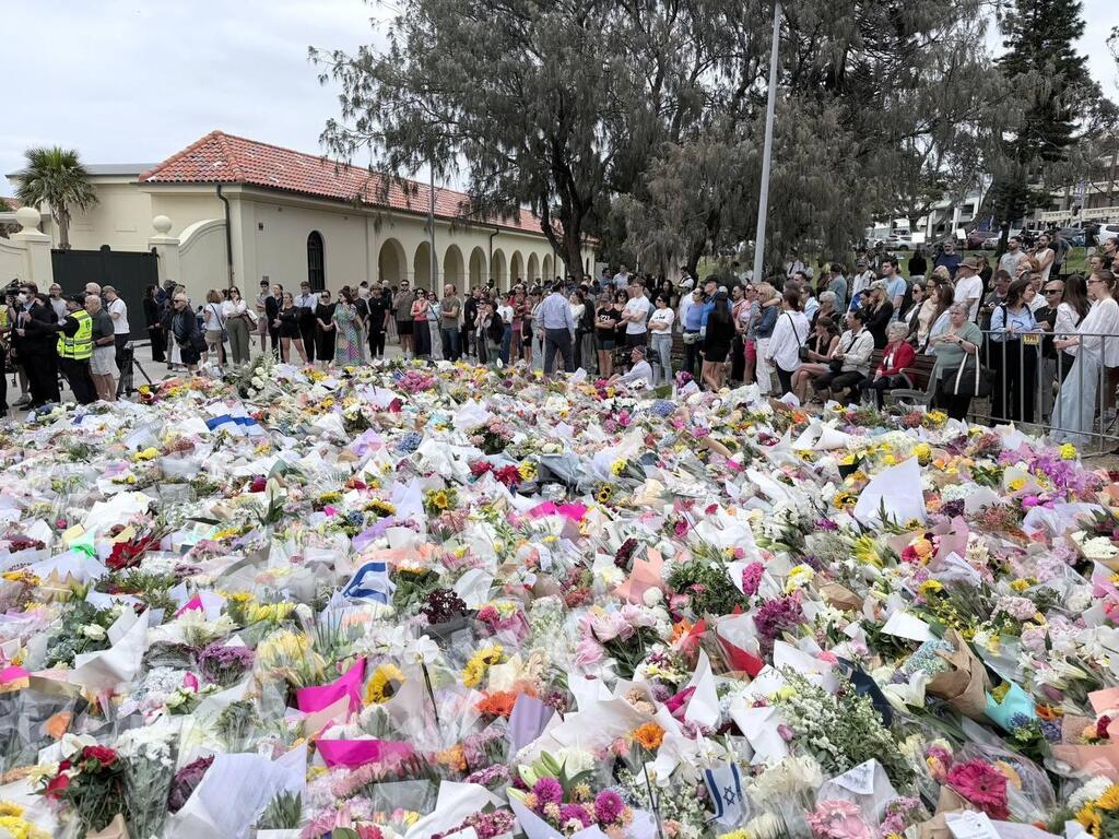 זרי פרחים בזירת הפיגוע בחוף בונדיי זרי פרחים בזירת הפיגוע בחוף בונדיי בסידני