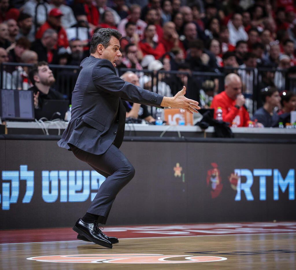 איטודיס רוקד על הפרקט (צילום: עוז מועלם) איטודיס