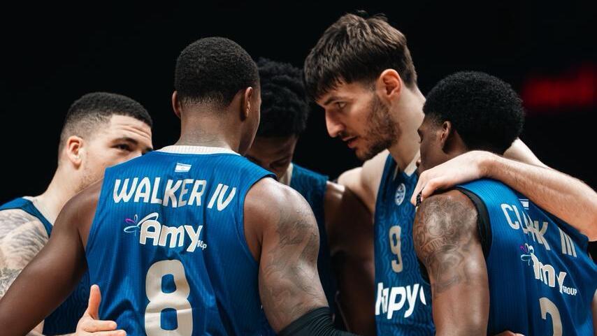 שחקני מכבי ת"א, אתמול בדובאי (צילום: Dubai Basketball) שחקני מכבי ת"א