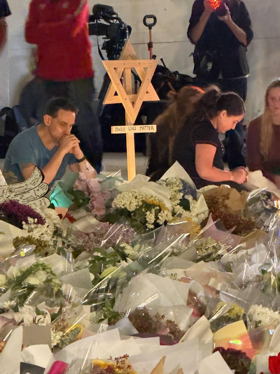צילום: סעיף 27א לפי חוק זכויות יוצרים זרים ונרות הונחו במקום הפיגוע בבונדיי ביץ'