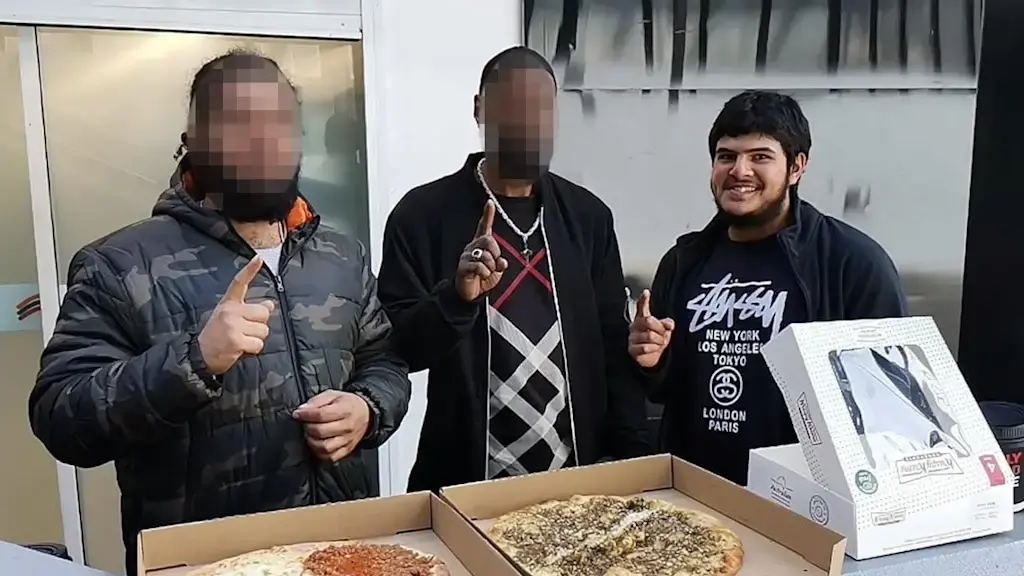 המחבל נאביד אכרם שביצע את הפיגוע פיגוע ב סידני אוסטרליה  בצילום עם פעילים איסלאמיסטיים ביוני 2019