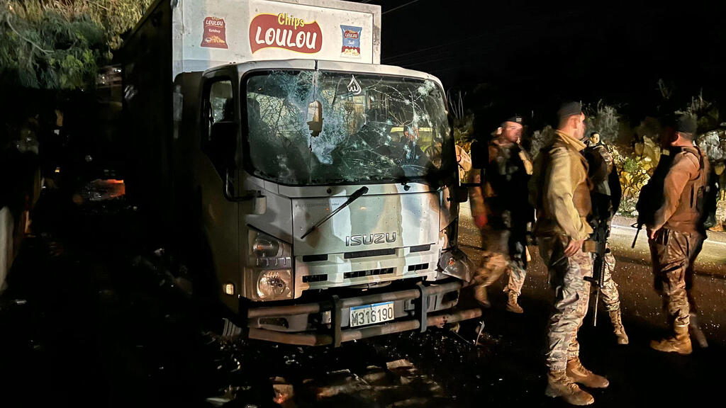 Lebanese Army soldiers near the scene of one of the IDF attack (Photo: Mahmoud Zayyat / AFP) המשאית שהותקפה