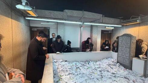 Zohran Mamdani visits Lubavitcher Rebbe’s grave after Bondi Beach terror attack