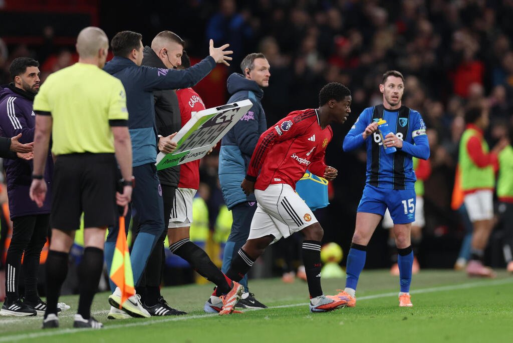 מאיינו עולה מהספסל. ייצא בהשאלה? (צילום: Stu Forster/Getty Images) קובי מאיינו עולה מהספסל. ייצא בהשאלה?