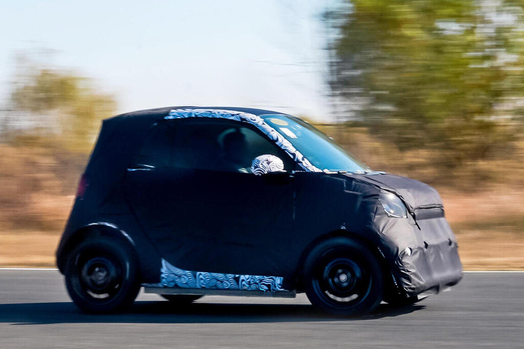 שוב חונה בניצב למדרכה? סמארט תשיק דו-מושבית עירונית זעירה