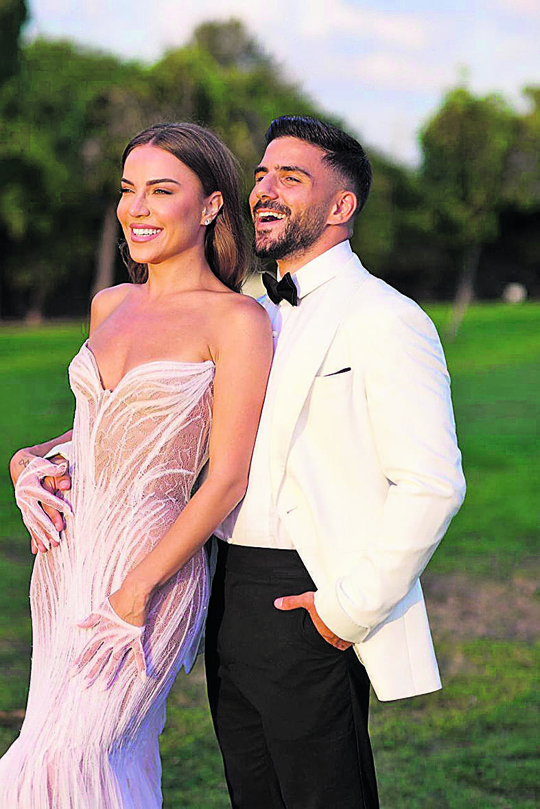 ג'וליה עם בעלה יוגב מלכה ביום חתונתם