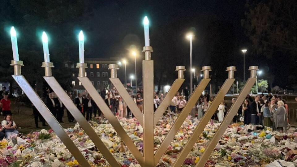זרים ונרות הונחו במקום הפיגוע בבונדיי ביץ'
