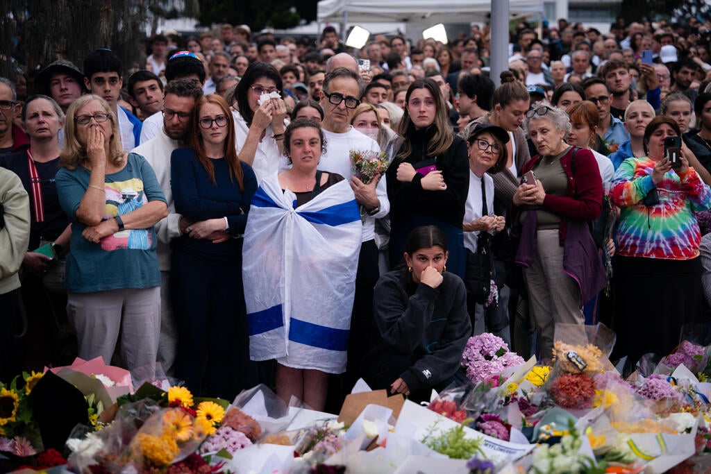 צילום: Audrey Richardson/Getty Images מחווה בזירת טבח סידני אוסטרליה בונדיי ביץ' עם דגל ישראל לקורבנות פיגוע ב חנוכה