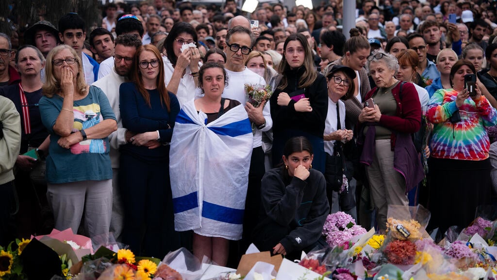 מחווה בזירת טבח סידני אוסטרליה בונדיי ביץ' עם דגל ישראל לקורבנות פיגוע ב חנוכה