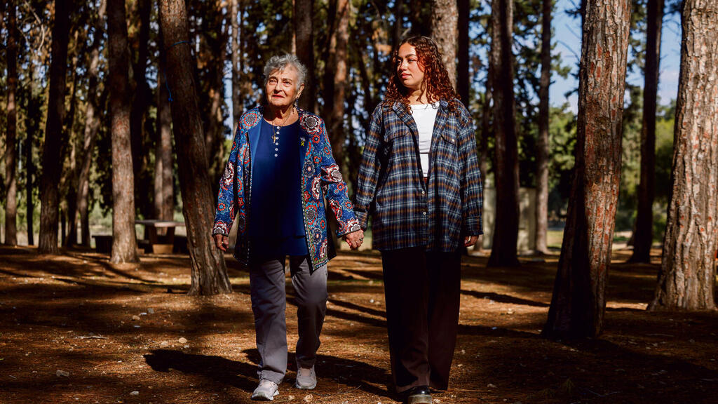 "למחרת, כשאני במצב ירוד מאוד נפשית , אלוהים שלח לי פרפר!", מגידיש ויינשטיין ביער בן שמן | צילום: זיו קורן "למחרת, כשאני במצב ירוד מאוד נפשית , אלוהים שלח לי פרפר!", מגידיש ויינשטיין ביער בן שמן | צילום: זיו קורן