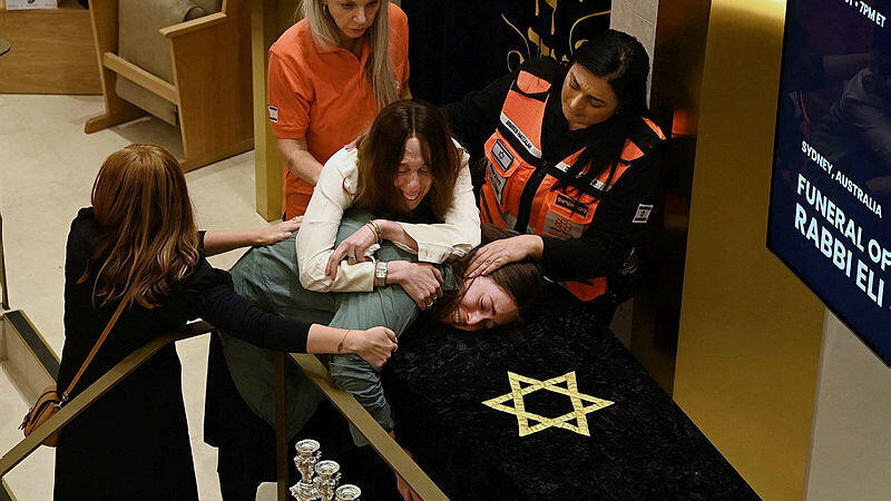 צילום: Kate Geraghty / POOL / AFP הלוויה הרב אלי שלנגר טבח בונדיי סידני אוסטרליה