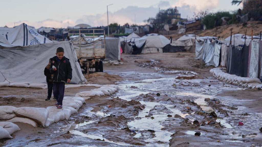 Gazans live in tents (Photo: Abdel Kareem Hana/AP) א-זוואידה