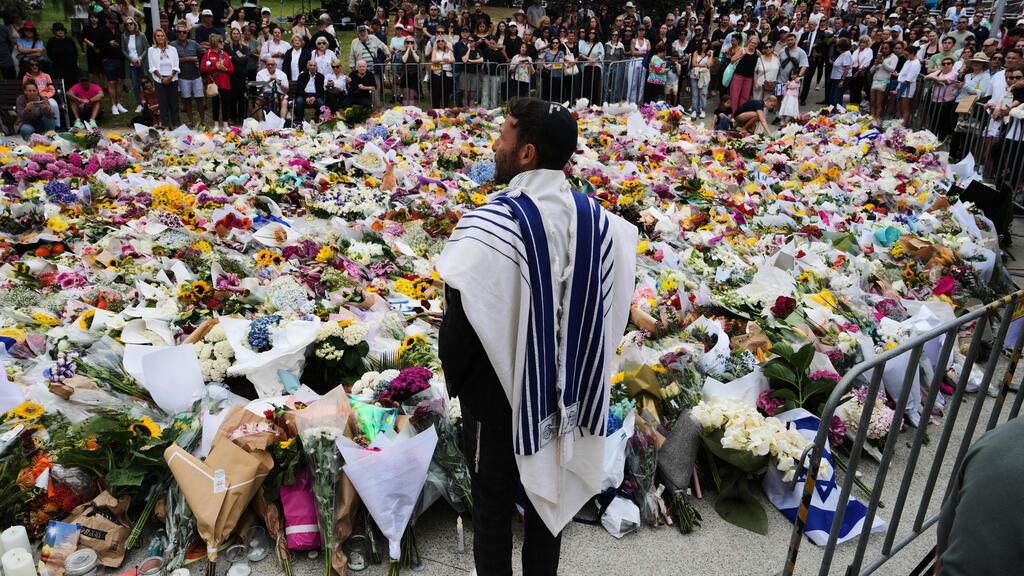 Memorial at the scene of the Bondi Beach attack (Photo: Mark Baker/AP) אוסטרליה פיגוע טרור טבח חנוכה סידני פרחים ב זירת הפיגוע