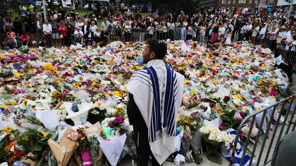 Flowers at the scene of the deadly attack in Sydney (Photo: AP Photo/Mark Baker) אוסטרליה פיגוע טרור טבח חנוכה סידני פרחים ב זירת הפיגוע