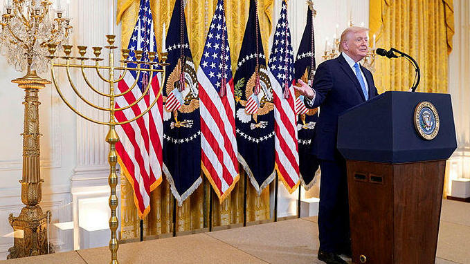 טראמפ והחנוכייה הנשיאותית (צילום: REUTERS/Nathan Howard) נשיא ארצות הברית דונלד טראמפ חנוכה הבית הלבן