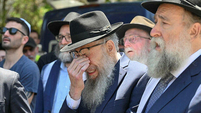 אבלים מחוץ לבית הכנסת (צילום: Saeed KHAN / AFP) הלוויה הרב אלי שלנגר טבח בונדיי סידני אוסטרליה