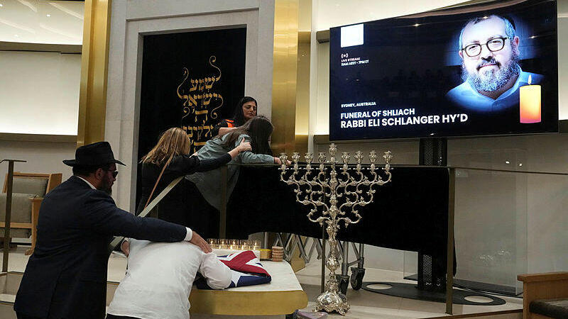 הלווייתו של הרב אלי שלנגר בסידני (צילום: Mark Baker-Pool/Getty Images) הלוויה הרב אלי שלנגר טבח בונדיי סידני אוסטרליה