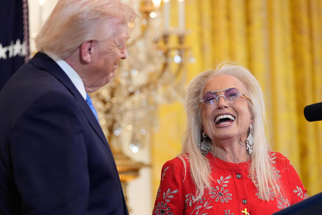 מרים אדלסון וטראמפ (צילום: AP Photo/Alex Brandon) טראמפ ואדלסון בחגיגות חג החנוכה בבית הלבן