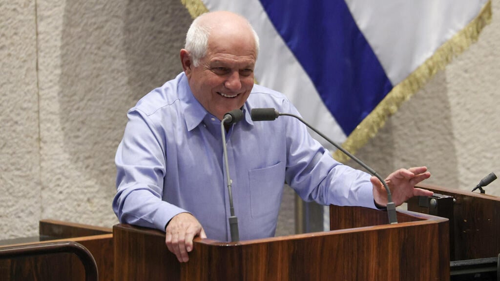 השר חיים כץ החל להקריא תגובה רשמית שמגלגלת אחריות, אך עצר את דבריו והודה באופן חריג בכישלון הרפורמה (צילום: דני שם טוב, דוברות הכנסת) מליאת הכנסת