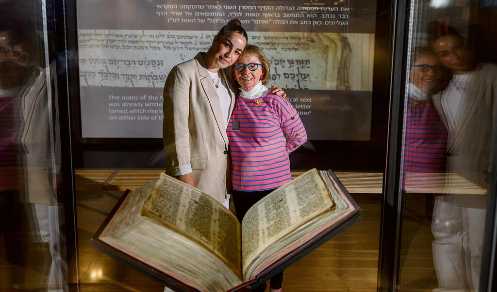 אגם ברגר ואיירין ששר ב”אנו – מוזיאון העם היהודי”, ליד קודקס ששון. “שתינו בוגרות של ‘הסיפור היהודי’. החיים נמשכים, למרות הכל” | צילום: זיו קורן