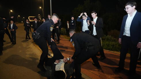 חסימות בכביש 4: חרדים ניסו להגיע לבית קצין במשטרה הצבאית באשקלון, 8 נעצרו