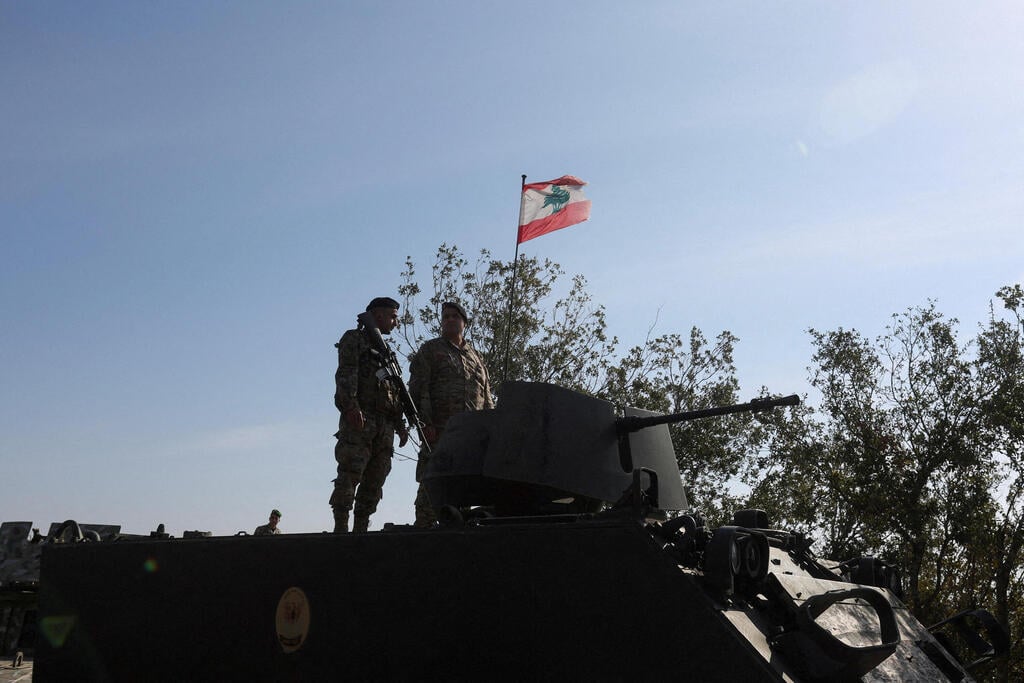 Lebanese troops (Photo: REUTERS/Aziz Taher/File Photo) ארכיון 28.11 חיילים צבא דרום לבנון ליד דגל לבנון ב עלמא א-שעב