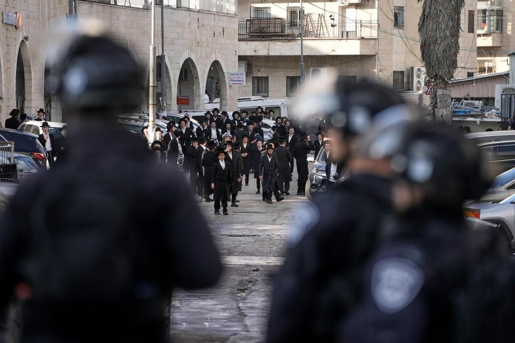 Photo: AP Photo/ Mahmoud Illean עימותים בין חרדים לשוטרים בירושלים