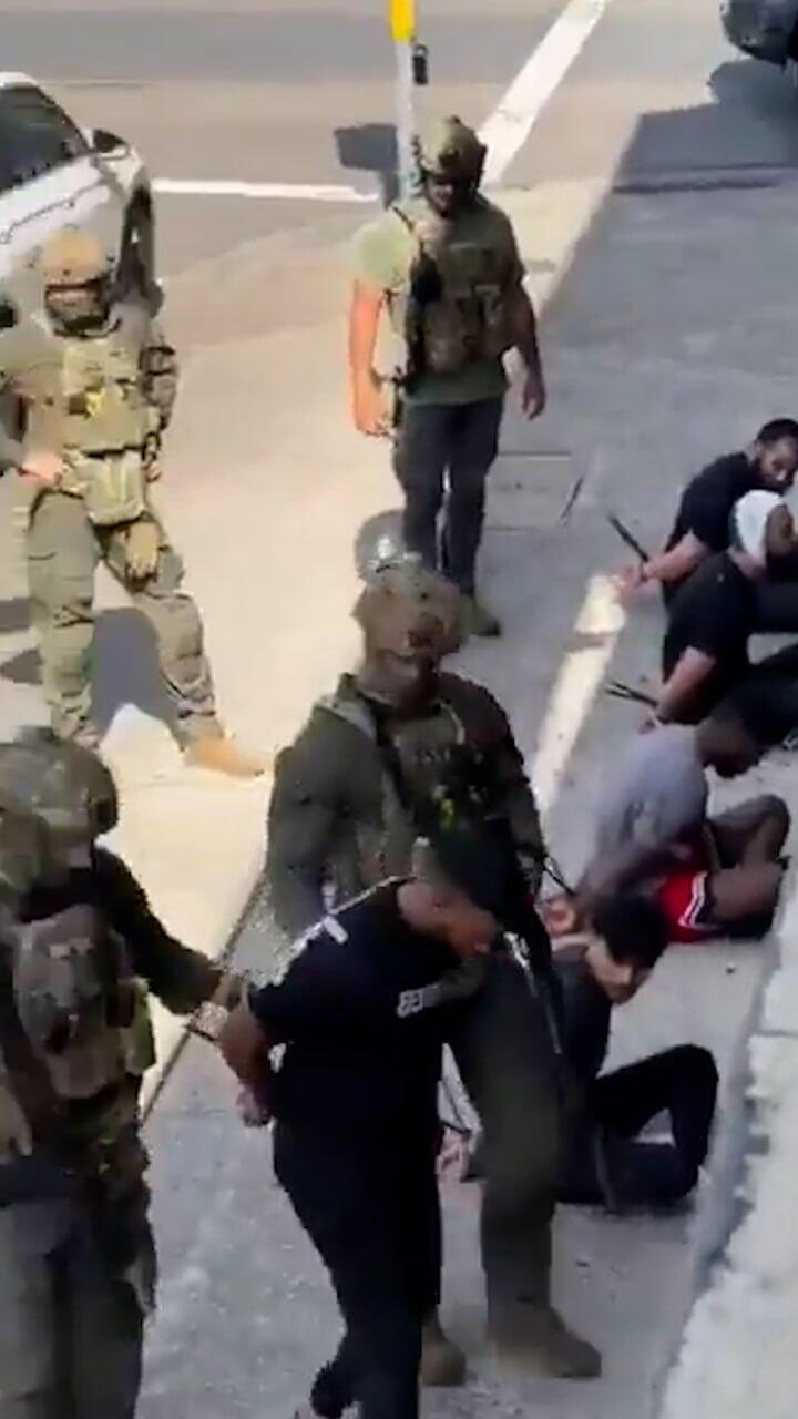 Armed police arrest several suspects on a Sydney road Thursday, Dec. 18, 2025, following intelligence about a possible planned attack תיעוד ממעצר של חשודים ב סידני אוסטרליה בצל המתיחות הגדולה אחרי פיגוע שם