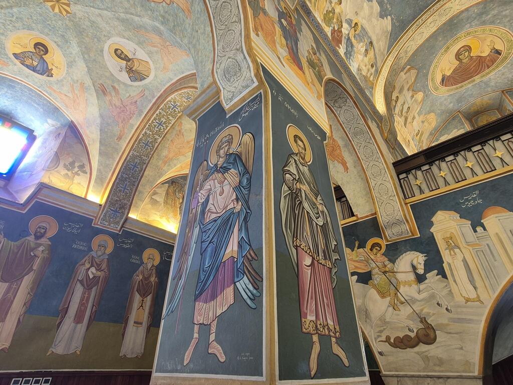 כנסיית הבשורה האורתודוכסית, נצרת. עץ אשוח בכניסה, ואוסף מסקרן של אייקונים וסמלים צבעוניים (צילום: צביקה בורג) כנסיית הבשורה האורתודוכסית, נצרת. אוסף מסקרן של אייקונים וסמלים צבעוניים