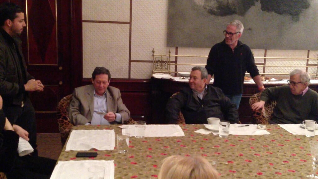 Ehud Barak next to Epstein, with legendary director Woody Allen and financier Thomas Pritzker also sitting at the table (Photo: House Oversight Committee Democrats/AFP) אהוד ברק ליד ג'פרי אפשטיין