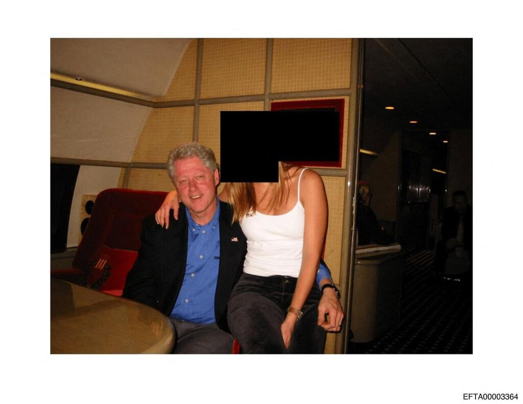 Former President Bill Clinton poses with a woman whose face is redacted in a photo taken aboard a private jet (Photo: DOJ Epstein files) ביל קלינטון