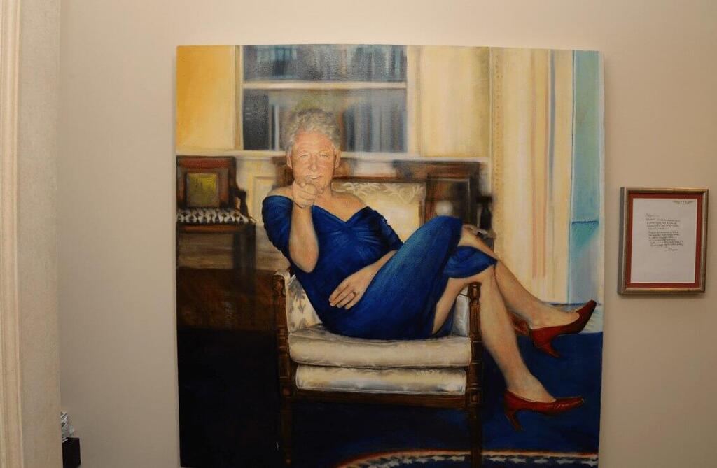 A painting depicting former President Bill Clinton in a blue dress and red heels hangs in Jeffrey Epstein’s Manhattan townhouse in an undated photo released by the U.S. Department of Justice (Photo: DOJ Epstein files) קלינטון בשמלה